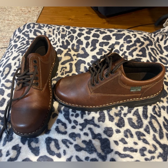 New in box! Eastland Plainview brown lace up shoes. Size 10. - Picture 2 of 5